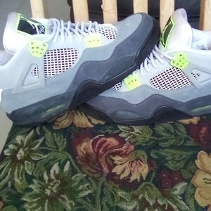 Air Jordan 4 retro SE Neon